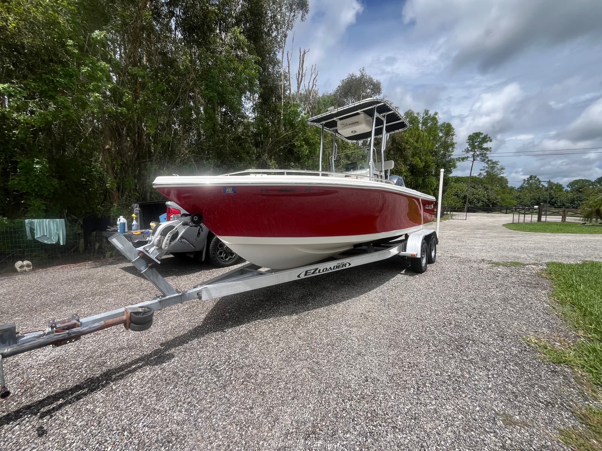 Finished red and white boat hull restored to a mirror gloss by Van-Van